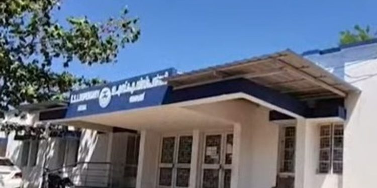 രോഗികള്‍ പെരുവഴിയില്‍; ആശുപത്രി പൂട്ടി ഡോക്ടറും ജീവനക്കാരും കല്യാണത്തിന് പോയി!