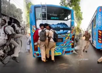 ഓടുന്ന ബസിന്റെ പിന്നിലെ കമ്പിയിൽ തൂങ്ങി വിദ്യാർഥികളുടെ റീൽസ് ചിത്രീകരണം