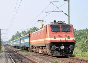 ഉറങ്ങുകയാണെന്നു കരുതി, യാത്രക്കാർ പരിശോധിച്ചപ്പോൾ യുവതി മരിച്ച നിലയിൽ; ട്രെയിനുകൾ വൈകി ഓടുന്നു