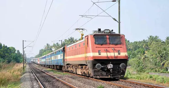 ഉറങ്ങുകയാണെന്നു കരുതി, യാത്രക്കാർ പരിശോധിച്ചപ്പോൾ യുവതി മരിച്ച നിലയിൽ; ട്രെയിനുകൾ വൈകി ഓടുന്നു
