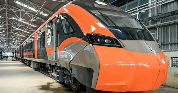 ആദ്യത്തെ 12 വന്ദേഭാരത് സ്ലീപ്പർ ട്രെയിനുകളിൽ രണ്ടെണ്ണം കേരളത്തിന്; പരിഗണനയിൽ ഈ രണ്ട് റൂട്ടുകൾ