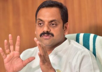 പൊലീസ് ഉദ്യോഗസ്ഥരെ കയ്യേറ്റം ചെയ്‌തെന്ന കേസ്: ഡീന്‍ കുര്യാക്കോസ് എംപിക്ക് അറസ്റ്റ് വാറണ്ട്