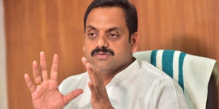 പൊലീസ് ഉദ്യോഗസ്ഥരെ കയ്യേറ്റം ചെയ്തെന്ന കേസ്: ഡീന് കുര്യാക്കോസ് എംപിക്ക് അറസ്റ്റ് വാറണ്ട്