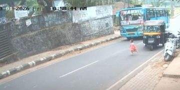 ഓട്ടോയിൽ നിന്നിറങ്ങി റോ‍ഡിലേക്ക് ഓടി മൂന്നുവയസ്സുകാരി, ബസ് സഡൻ ബ്രേക്കിട്ടു; അഭ്ഭുതകരം ഈ രക്ഷപ്പെടൽ