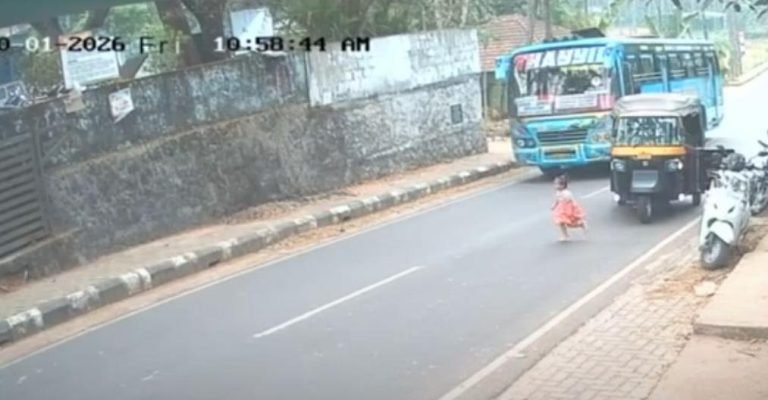 ഓട്ടോയിൽ നിന്നിറങ്ങി റോ‍ഡിലേക്ക് ഓടി മൂന്നുവയസ്സുകാരി, ബസ് സഡൻ ബ്രേക്കിട്ടു; അഭ്ഭുതകരം ഈ രക്ഷപ്പെടൽ