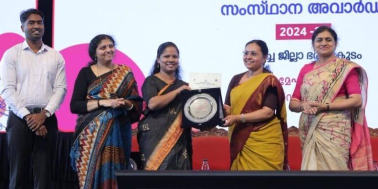 സംസ്ഥാനത്തെ മികച്ച ജില്ലാ കലക്ടര്‍ക്കുള്ള പുരസ്‌കാരം ജില്ലാ കലക്ടര്‍ ഡി. ആര്‍ മേഘശ്രീ ഏറ്റുവാങ്ങി