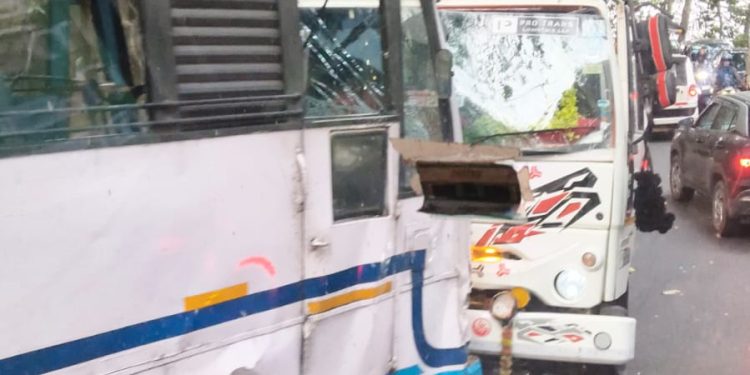 താമരശ്ശേരി ചുരത്തിൽ വാഹനാപകടം