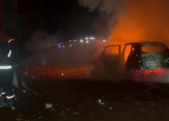 ഓടിക്കൊണ്ടിരുന്ന കാറിന് തീപിടിച്ചു; യാത്രക്കാർ അത്ഭുതകരമായി രക്ഷപ്പെട്ടു