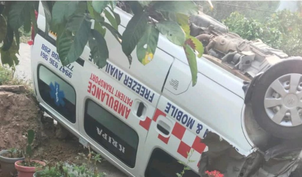 മീനങ്ങാടിയിൽ ആംബുലൻസ് നിയന്ത്രണം വിട്ട് മറിഞ്ഞു; നാല് പേർക്ക് നിസ്സാര പരിക്ക്