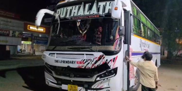 താമരശ്ശേരിയിൽ വിനോദയാത്രാ സംഘത്തിന് നേരെ ആക്രമണം; നാല് പേർ പിടിയിൽ