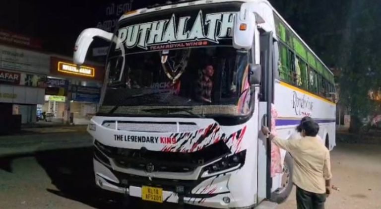 താമരശ്ശേരിയിൽ വിനോദയാത്രാ സംഘത്തിന് നേരെ ആക്രമണം; നാല് പേർ പിടിയിൽ