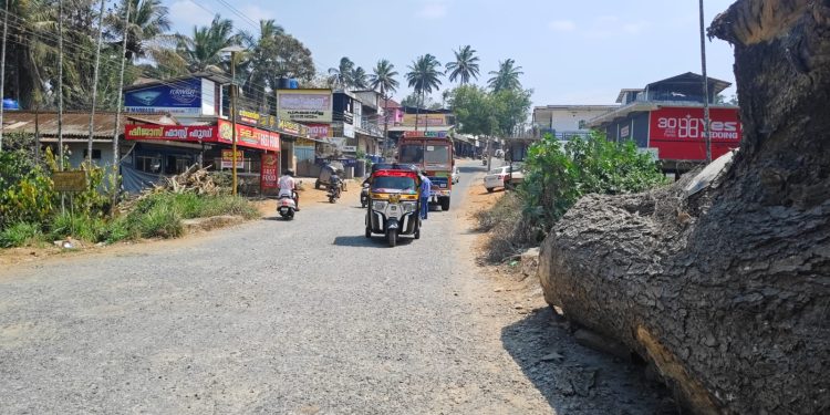 പുൽപ്പള്ളി താഴെയങ്ങാടി കലുങ്ക് ഇന്ന് വൈകുന്നേരം  പൊളിക്കും. വാഹനങ്ങൾ ഒരു വരിയായി കടത്തിവിടും
