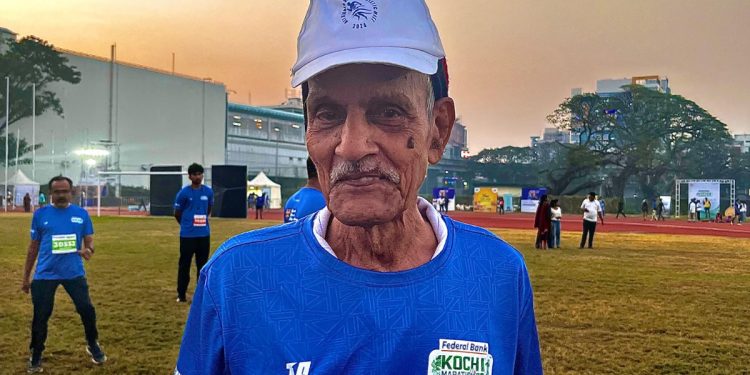 വാർദ്ധക്യത്തെ ഓടിത്തോൽപ്പിച്ച് രാജഗോപാൽ; കൊച്ചി മാരത്തോണിലെ വിസ്മയമായി ഈ 93-കാരൻ