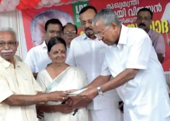 മുണ്ടക്കൈ പുനരധിവാസത്തിന് കൈത്താങ്ങ്; വീട് നിർമ്മിക്കാൻ പെൻഷൻ കാശിൽനിന്ന് 20 ലക്ഷം രൂപ മുഖ്യമന്ത്രിക്ക് കൈമാറി