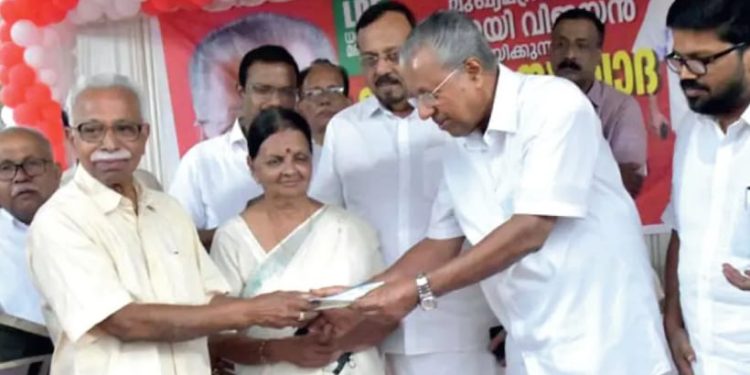 മുണ്ടക്കൈ പുനരധിവാസത്തിന് കൈത്താങ്ങ്; വീട് നിർമ്മിക്കാൻ പെൻഷൻ കാശിൽനിന്ന് 20 ലക്ഷം രൂപ മുഖ്യമന്ത്രിക്ക് കൈമാറി