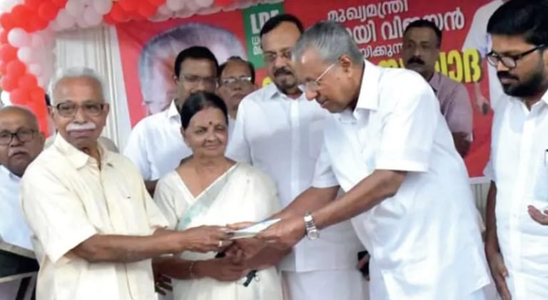 മുണ്ടക്കൈ പുനരധിവാസത്തിന് കൈത്താങ്ങ്; വീട് നിർമ്മിക്കാൻ പെൻഷൻ കാശിൽനിന്ന് 20 ലക്ഷം രൂപ മുഖ്യമന്ത്രിക്ക് കൈമാറി