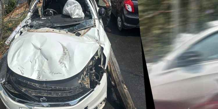 മാനന്തവാടിയിൽ കാർ നിയന്ത്രണം വിട്ട് മറിഞ്ഞു; ദിശാസൂചികയും ബൈക്കുകളും തകർന്നു