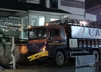 നിയന്ത്രണം വിട്ട ഗ്യാസ് ലോറി മതിലിലിടിച്ചു; ഒഴിവായത് വൻ ദുരന്തം