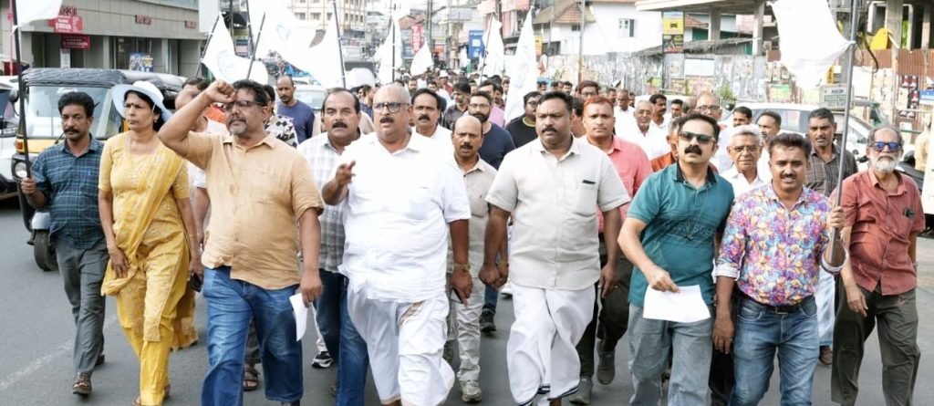 വാഹനങ്ങളിൽ കൊണ്ട് വന്ന് നടത്തുന്ന അനധികൃത കച്ചവടങ്ങളെ വ്യാപാരികൾ ശക്തമായി നേരിടും