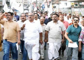 വാഹനങ്ങളിൽ കൊണ്ട് വന്ന് നടത്തുന്ന അനധികൃത കച്ചവടങ്ങളെ വ്യാപാരികൾ ശക്തമായി നേരിടും