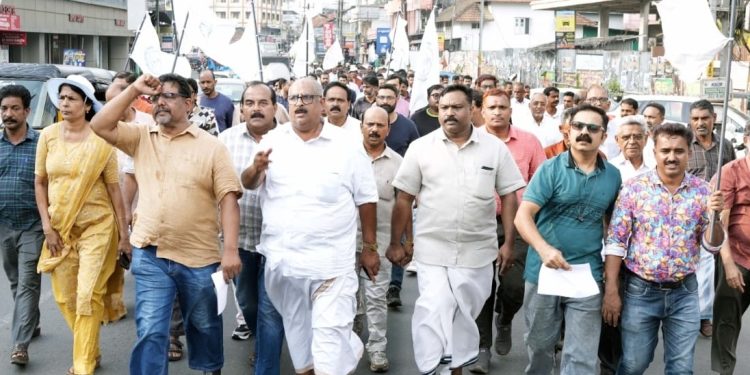 വാഹനങ്ങളിൽ കൊണ്ട് വന്ന് നടത്തുന്ന അനധികൃത കച്ചവടങ്ങളെ വ്യാപാരികൾ ശക്തമായി നേരിടും