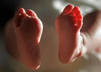 പ്രസവശസ്ത്രക്രിയക്കിടെ കുഞ്ഞ് മരിച്ചു;രക്ഷപ്പെടാൻ ശ്രമിച്ച ഡോക്ടറെ തടഞ്ഞ് പോലീസിൽ ഏൽപിച്ച് നാട്ടുകാർ