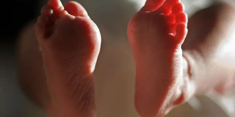 പ്രസവശസ്ത്രക്രിയക്കിടെ കുഞ്ഞ് മരിച്ചു;രക്ഷപ്പെടാൻ ശ്രമിച്ച ഡോക്ടറെ തടഞ്ഞ് പോലീസിൽ ഏൽപിച്ച് നാട്ടുകാർ