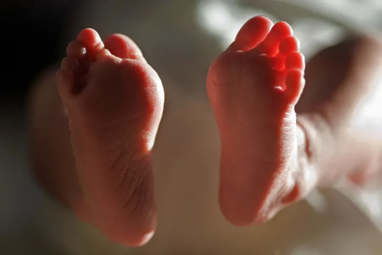 പ്രസവശസ്ത്രക്രിയക്കിടെ കുഞ്ഞ് മരിച്ചു;രക്ഷപ്പെടാൻ ശ്രമിച്ച ഡോക്ടറെ തടഞ്ഞ് പോലീസിൽ ഏൽപിച്ച് നാട്ടുകാർ
