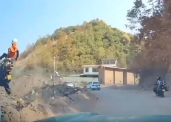 നിയന്ത്രണം നഷ്ടമായി, ആക്സിലറേറ്റർ തിരിച്ചു; റൈഡറായ യുവതി ബൈക്കിനൊപ്പം താഴ്ചയിലേക്ക് പതിച്ചു