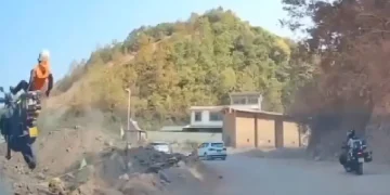 നിയന്ത്രണം നഷ്ടമായി, ആക്സിലറേറ്റർ തിരിച്ചു; റൈഡറായ യുവതി ബൈക്കിനൊപ്പം താഴ്ചയിലേക്ക് പതിച്ചു