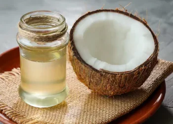 നാട്ടുകാരെ കുപ്പിയിലാക്കി വ്യാജ വെളിച്ചെണ്ണ; വിൽപന ലീറ്ററിന് 200–260 രൂപ നിരക്കില്‍, കലർത്തുന്നത് പാരഫിന്‍