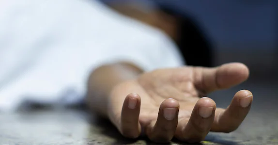 വീട്ടുകാർ എതിർത്തു; പ്രായപൂർത്തിയാവാത്ത പെൺകുട്ടിയും കാമുകനും തൂങ്ങി മരിച്ച നിലയിൽ