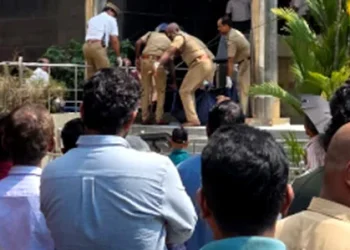 ജ്വല്ലറിക്കെട്ടിടത്തിനു മുകളിൽനിന്ന് ചാടി അജ്ഞാതൻ ജീവനൊടുക്കി; സംഭവം കൊച്ചിയിൽ