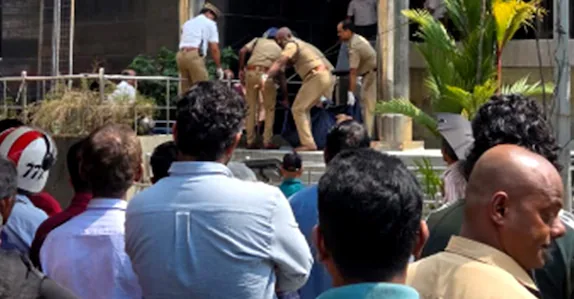 ജ്വല്ലറിക്കെട്ടിടത്തിനു മുകളിൽനിന്ന് ചാടി അജ്ഞാതൻ ജീവനൊടുക്കി; സംഭവം കൊച്ചിയിൽ