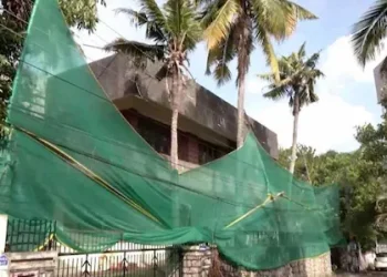 വീടും സ്ഥലവും തട്ടിയെടുത്തു മറിച്ചുവിൽക്കാൻ കൂട്ടുനിന്നു:  സബ് റജിസ്ട്രാർ ഓഫിസർ  അറസ്റ്റിൽ