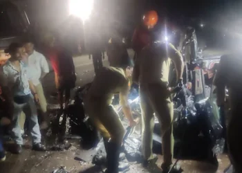 കോഴിക്കോട്ട് കാറും ലോറിയും കൂട്ടിയിടിച്ച് അപകടം; 4 പേർക്ക് ദാരുണാന്ത്യം