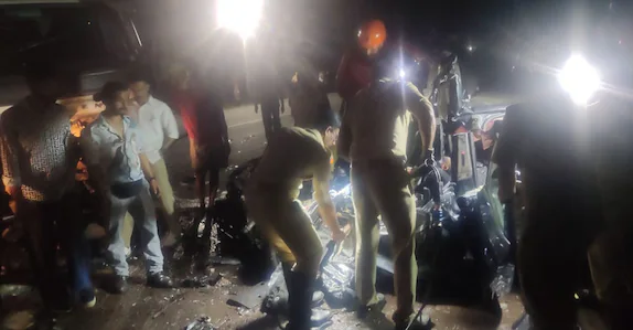 കോഴിക്കോട്ട് കാറും ലോറിയും കൂട്ടിയിടിച്ച് അപകടം; 4 പേർക്ക് ദാരുണാന്ത്യം