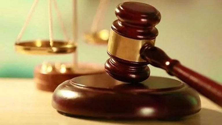ഒരുലക്ഷം കൈക്കൂലി വാങ്ങി, എഡിഎമ്മിന് 7വര്‍ഷം കഠിനതടവും അഞ്ച് ലക്ഷം പിഴയും; വിധി കേട്ട് കോടതി മുറിയില്‍ പ്രതി കുഴഞ്ഞുവീണു
