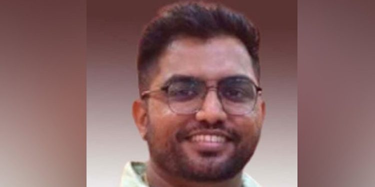 നാട്ടിലേയ്ക്കുള്ള യാത്രക്കിടെ ഹൃദയാഘാതം; മലയാളി യുവാവ് വിമാനത്തില് കുഴഞ്ഞു വീണ് മരിച്ചു