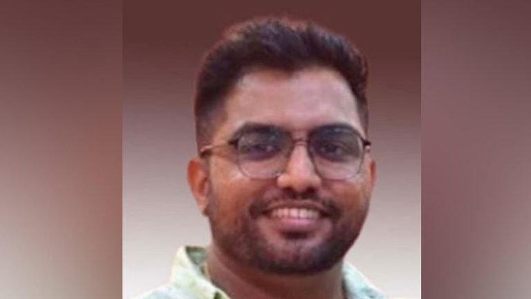നാട്ടിലേയ്ക്കുള്ള യാത്രക്കിടെ ഹൃദയാഘാതം; മലയാളി യുവാവ് വിമാനത്തില്‍ കുഴഞ്ഞു വീണ് മരിച്ചു