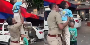 സ്റ്റേഷന്‍ വളപ്പില്‍ മാങ്ങ പറിക്കാനെത്തി കുട്ടികള്‍, കൂട്ടുകൂടി പൊലീസുകാര്‍- വൈറല്‍ വിഡിയോ