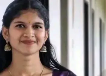 വിദ്യാർഥിനി വീട്ടിൽ തൂങ്ങിമരിച്ച നിലയിൽ; നെറ്റിയിലും താടിയിലും മുറിവ്, ദുരൂഹത