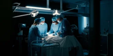 പൊലീസിന്റെ സമയോചിത ഇടപെടല്‍; കായലില്‍ ചാടിയ യുവതി തിരികെ ജീവിതത്തിലേയ്ക്ക്…