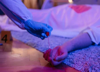 സ്‌കൂട്ടര്‍ പാര്‍ക്ക് ചെയ്യുന്നതിലെ തർക്കം; യുവതിയെ വെട്ടിപ്പരുക്കേൽപ്പിച്ച് അമ്മാവൻ, പ്രതിക്കായി തിരച്ചിൽ