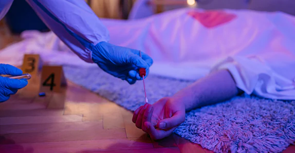 സ്കൂട്ടര് പാര്ക്ക് ചെയ്യുന്നതിലെ തർക്കം; യുവതിയെ വെട്ടിപ്പരുക്കേൽപ്പിച്ച് അമ്മാവൻ, പ്രതിക്കായി തിരച്ചിൽ