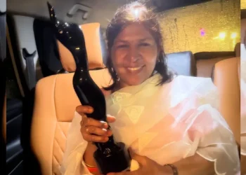 അച്ഛന്റെ വിജയങ്ങൾക്ക് പിന്നിൽ എന്നും അമ്മയുണ്ടായിരുന്നു ! ഈ പുരസ്കാരം അമ്മയ്ക്ക് – വിനീത് ശ്രീനിവാസൻ