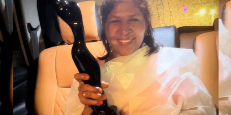 അച്ഛന്റെ വിജയങ്ങൾക്ക് പിന്നിൽ എന്നും അമ്മയുണ്ടായിരുന്നു ! ഈ പുരസ്കാരം അമ്മയ്ക്ക് – വിനീത് ശ്രീനിവാസൻ