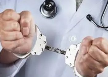 പരീക്ഷയില്‍ ജയിപ്പിക്കാമെന്ന് വാഗ്ദാനം; മെഡിക്കല്‍ വിദ്യാര്‍ത്ഥിനിയെ ഹോട്ടല്‍ മുറിയിലെത്തിച്ച് മദ്യം നല്‍കി പീഡിപ്പിച്ചു: ഡോക്ടര്‍ അറസ്റ്റില്‍