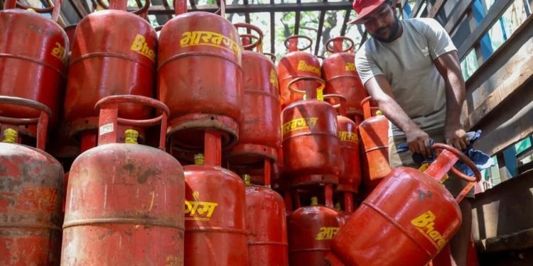 ഹോട്ടലുകള്‍ പൂട്ടിത്തുടങ്ങി, വീട്ടിലെ അടുക്കളയിലും ബുദ്ധിമുട്ട്; ഇന്ത്യ ‘സ്റ്റാഗ്ഫ്‌ലേഷന്‍’ ലേക്കെന്ന് മുന്നറിയിപ്പുമായി സാമ്പത്തിക വിദഗ്ദൻ