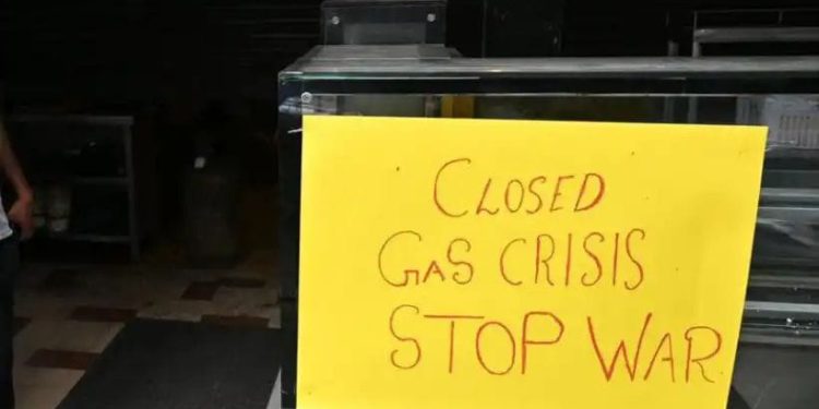 അയവില്ലാതെ എല്‍പിജി പ്രതിസന്ധി; സംസ്ഥാനത്തെ കൂടുതല്‍ ഹോട്ടലുകള്‍ അടച്ചിടലിലേക്ക്